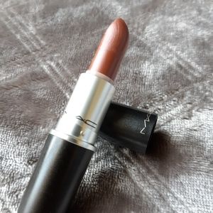 MAC Lipstick Persistence